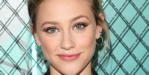 lili reinhart desnuda|Lili Reinhart shares topless, unfiltered photo and talks acne